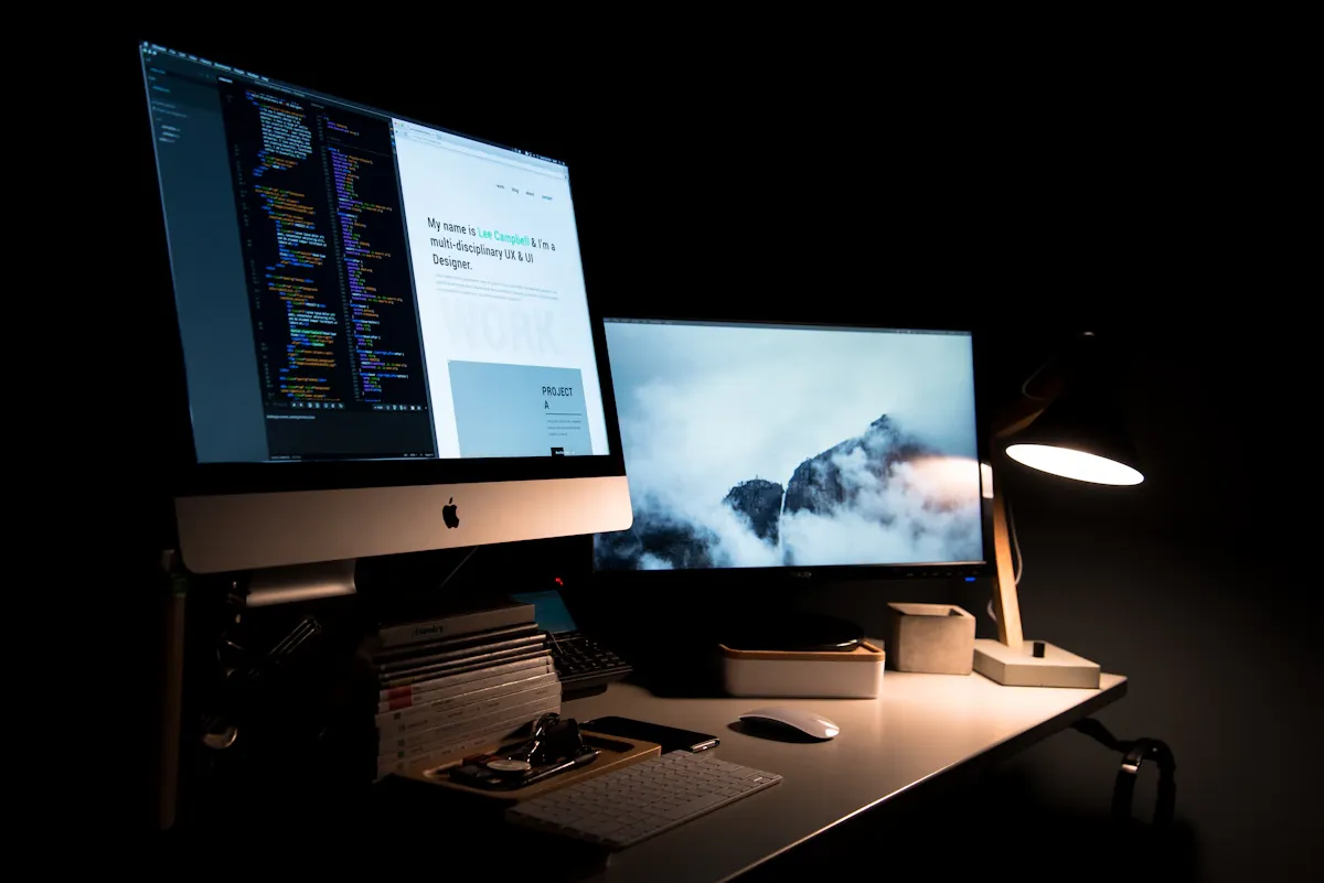 Web designer merancang tampilan digital untuk bisnis lokal di Tangerang